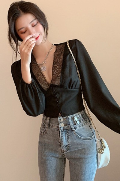 Stiilne naiste särk sügava V-kaelusega pitsi ja puhvis varrukatega