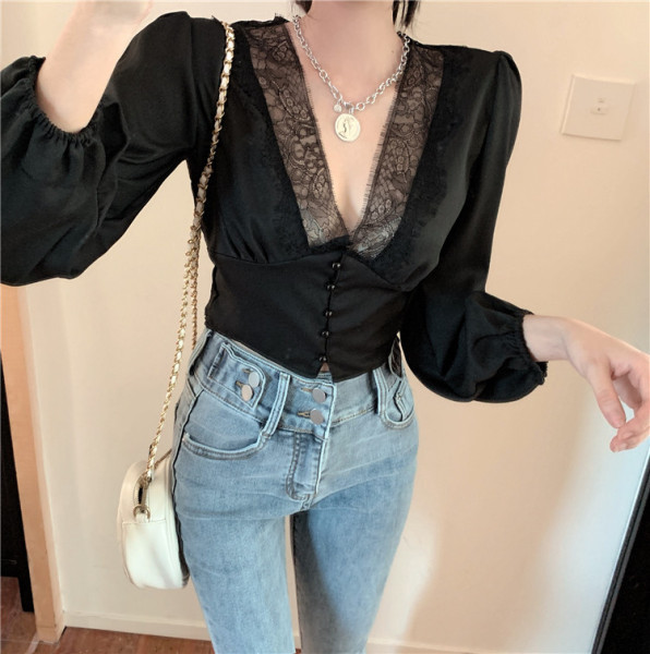 Stiilne naiste särk sügava V-kaelusega pitsi ja puhvis varrukatega