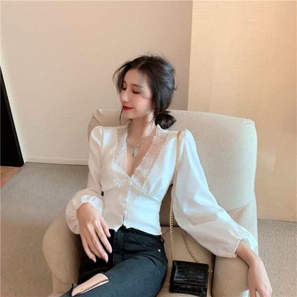 Stiilne naiste särk sügava V-kaelusega pitsi ja puhvis varrukatega