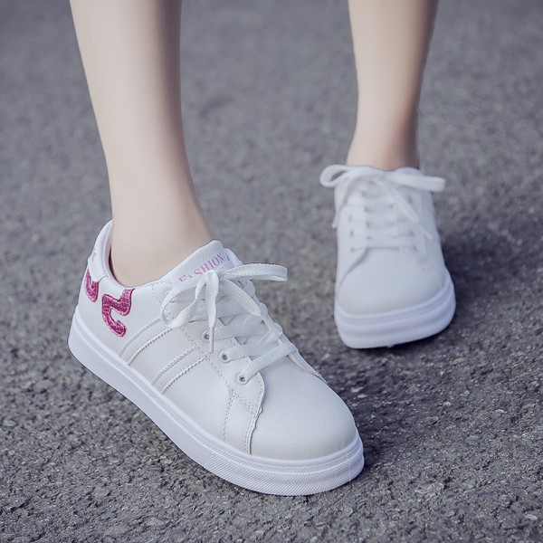 Nahast vabaaja tossud paelte ja madala tallaga