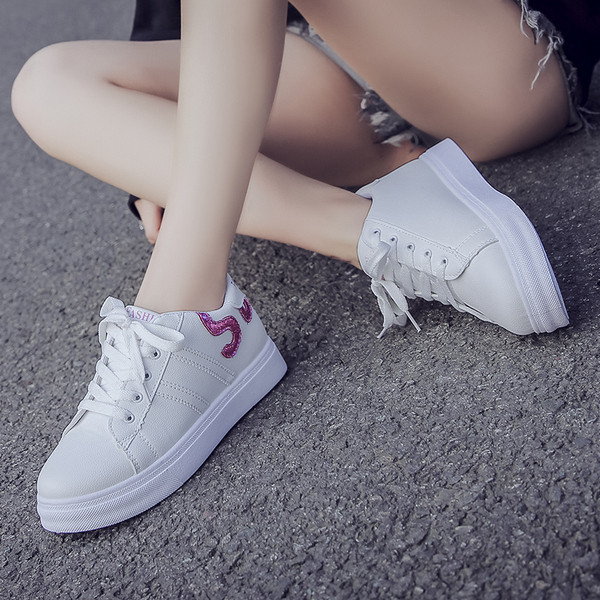 Nahast vabaaja tossud paelte ja madala tallaga