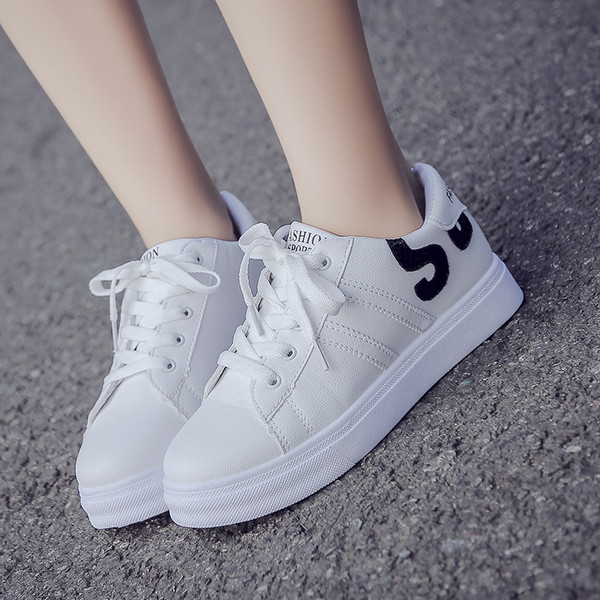 Nahast vabaaja tossud paelte ja madala tallaga