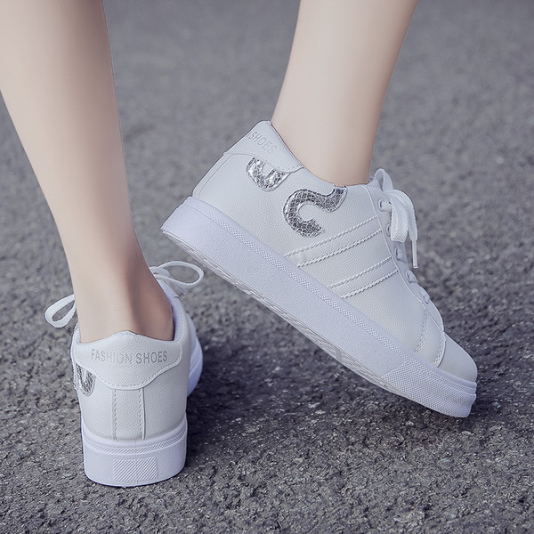 Nahast vabaaja tossud paelte ja madala tallaga