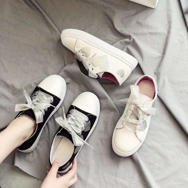 Satiinist lipsude ja südameaplikatsiooniga vabaaja tekstiilist tossud