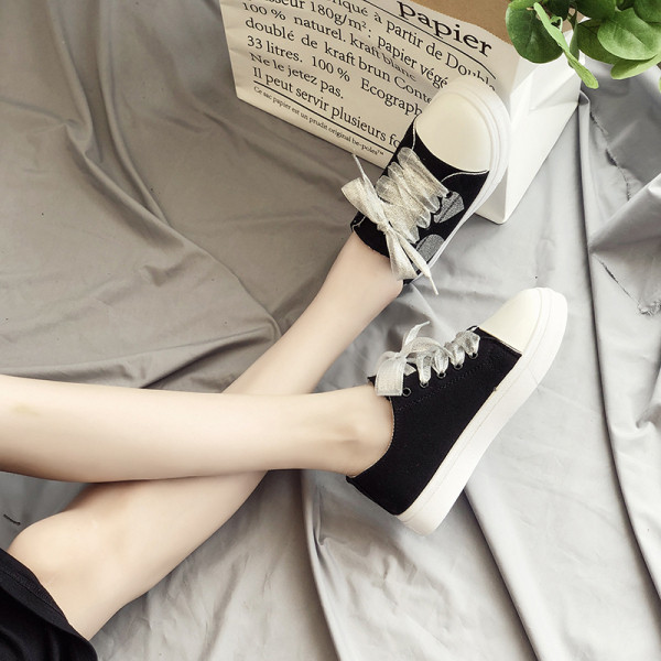 Satiinist lipsude ja südameaplikatsiooniga vabaaja tekstiilist tossud