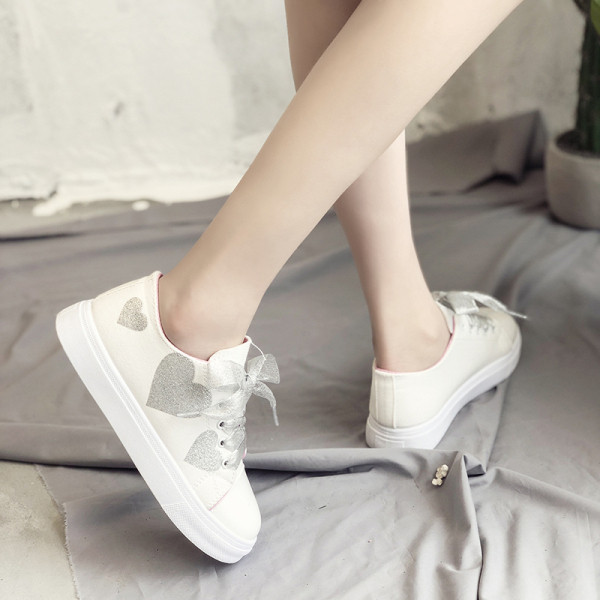 Satiinist lipsude ja südameaplikatsiooniga vabaaja tekstiilist tossud