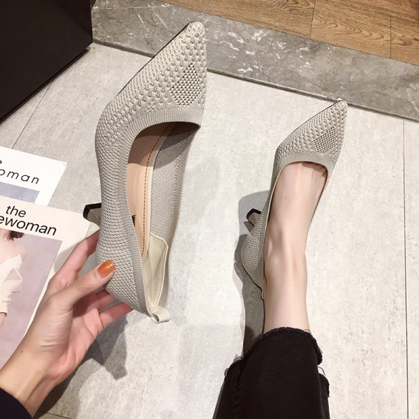 Vékony sarkú hegyes modell női formális cipő