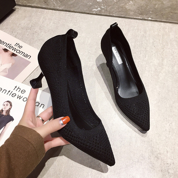 Vékony sarkú hegyes modell női formális cipő