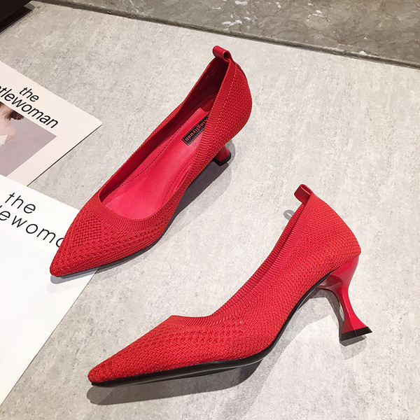 Vékony sarkú hegyes modell női formális cipő