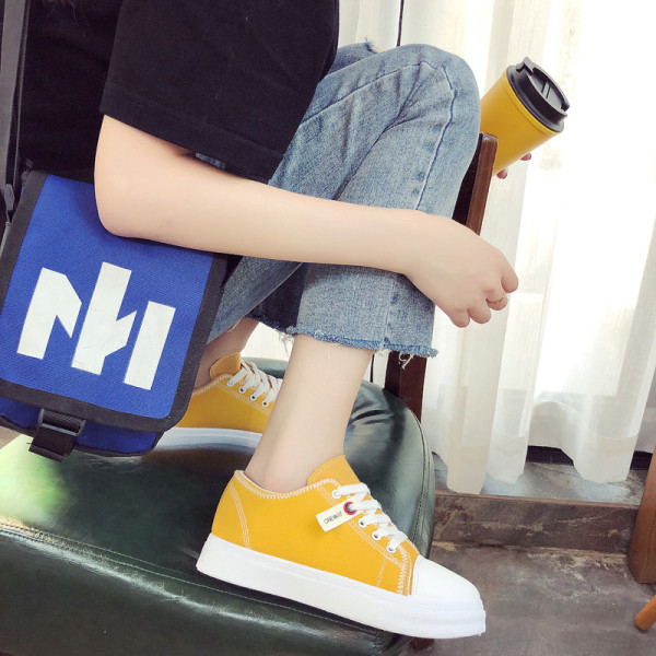 Tekstiilist valmistatud vabaaja tossud paeltega