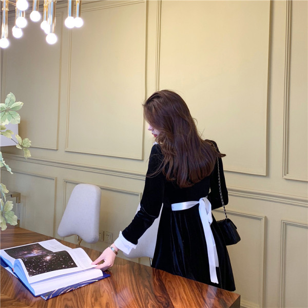 Sametine naiste retrokleit pitsielementide ja satiinpaelaga