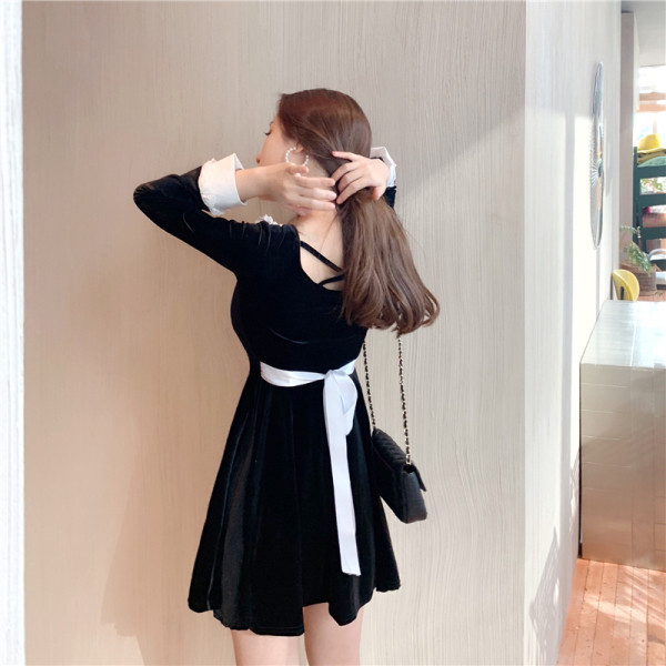 Sametine naiste retrokleit pitsielementide ja satiinpaelaga