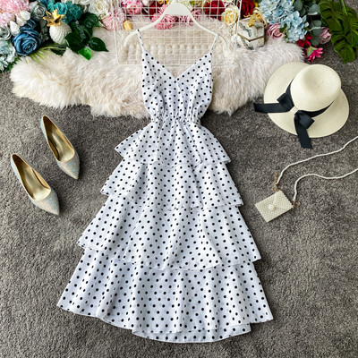 Moodne naiste kleit õhukeste rihmadega ja spitsikaelusega südametes