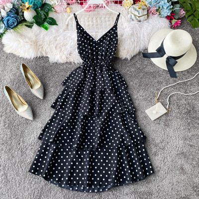 Moodne naiste kleit õhukeste rihmadega ja spitsikaelusega südametes