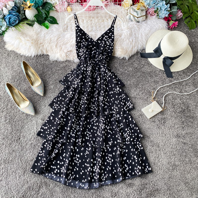 Moodne naiste kleit õhukeste rihmadega ja spitsikaelusega südametes