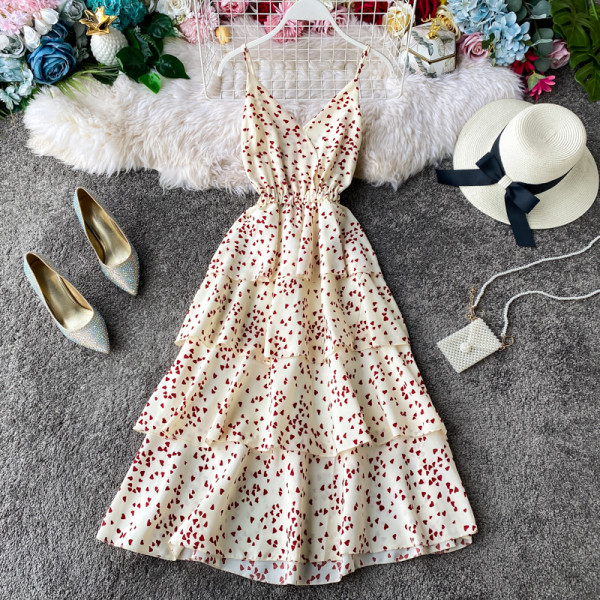 Moodne naiste kleit õhukeste rihmadega ja spitsikaelusega südametes