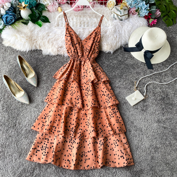 Moodne naiste kleit õhukeste rihmadega ja spitsikaelusega südametes