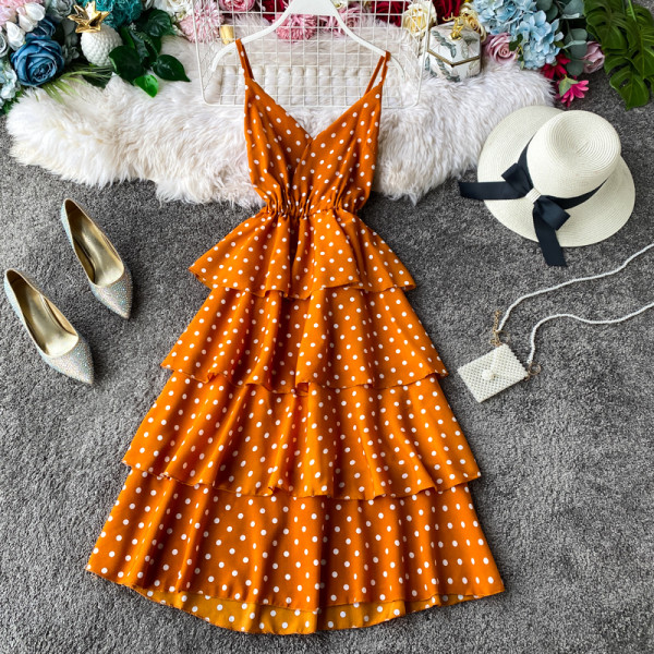 Moodne naiste kleit õhukeste rihmadega ja spitsikaelusega südametes