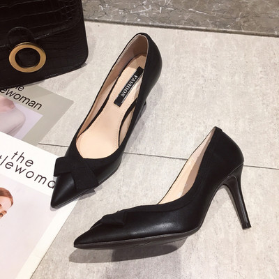 Öko-nahast naiste kingade teritatud mudel paelaga