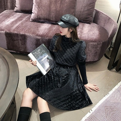 Bársony női fekete ruha hosszú ujjal és flitterekkel