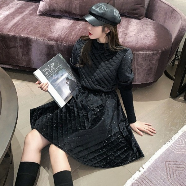 Bársony női fekete ruha hosszú ujjal és flitterekkel