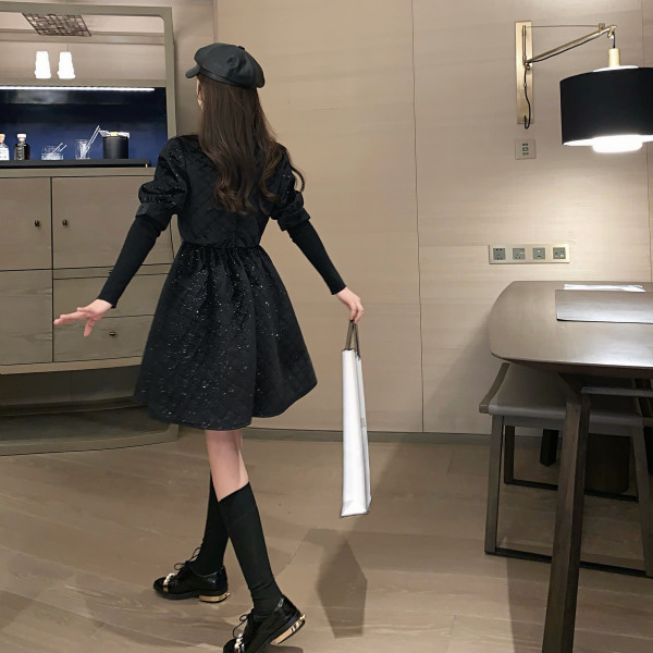 Bársony női fekete ruha hosszú ujjal és flitterekkel