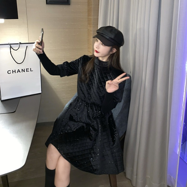 Bársony női fekete ruha hosszú ujjal és flitterekkel