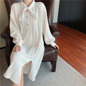 Pikk naiste kootud kleit lõhiku ja paelaga kraega