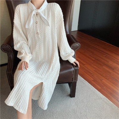 Pikk naiste kootud kleit lõhiku ja paelaga kraega