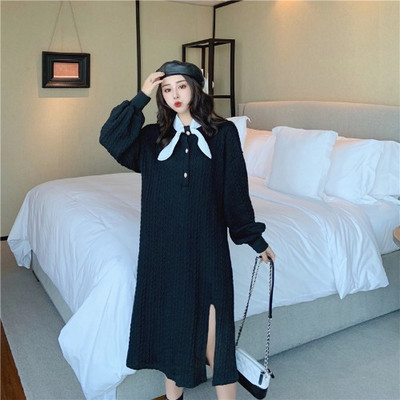 Pikk naiste kootud kleit lõhiku ja paelaga kraega