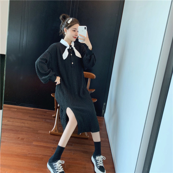 Pikk naiste kootud kleit lõhiku ja paelaga kraega