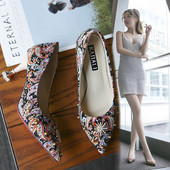 Mitmevärvilised aasade ja õhukese kontsaga naiste kingad