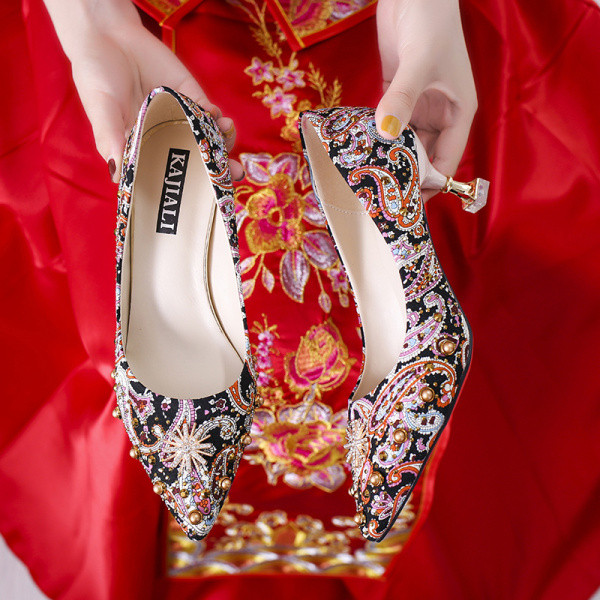 Mitmevärvilised aasade ja õhukese kontsaga naiste kingad