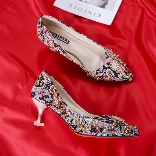 Mitmevärvilised aasade ja õhukese kontsaga naiste kingad