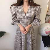 Naiste V-kaelusega ja pikkade varrukatega ruuduline kleit