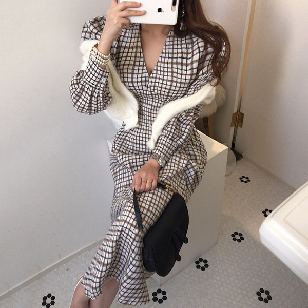 Naiste V-kaelusega ja pikkade varrukatega ruuduline kleit