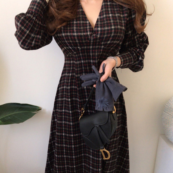 Naiste V-kaelusega ja pikkade varrukatega ruuduline kleit