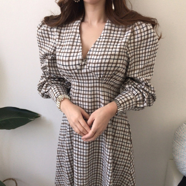 Naiste V-kaelusega ja pikkade varrukatega ruuduline kleit