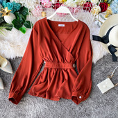 Uut mudelit spitsikaelusega ja pikkade varrukatega naiste pluus