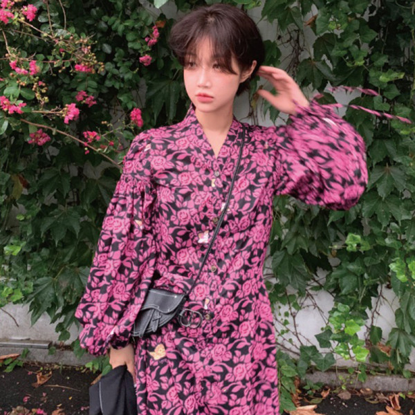 Lillemustri ja pikkade varrukatega naiste moodne kleit