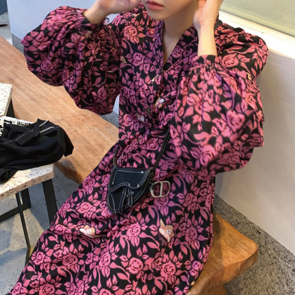 Lillemustri ja pikkade varrukatega naiste moodne kleit