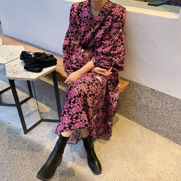 Lillemustri ja pikkade varrukatega naiste moodne kleit