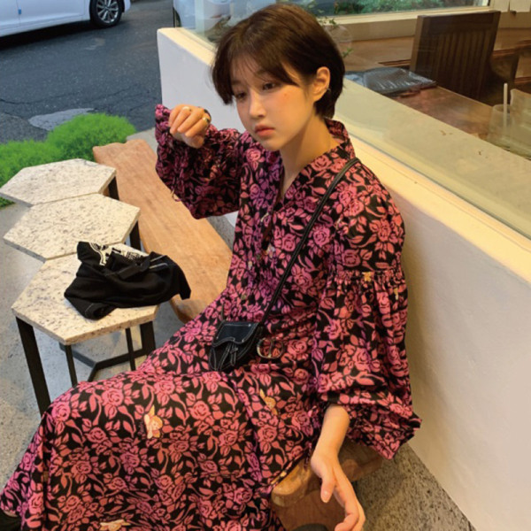 Lillemustri ja pikkade varrukatega naiste moodne kleit