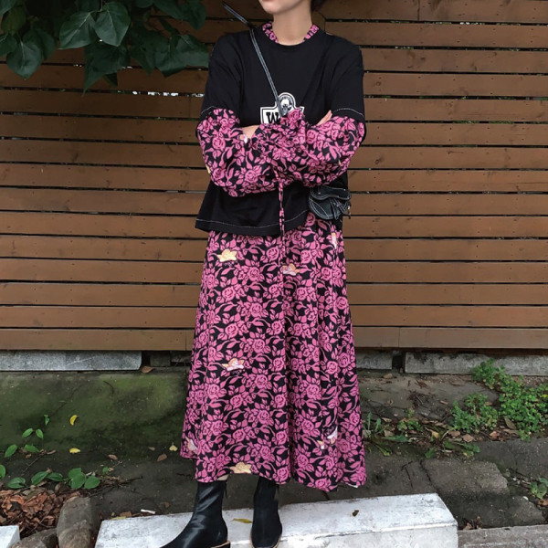 Lillemustri ja pikkade varrukatega naiste moodne kleit