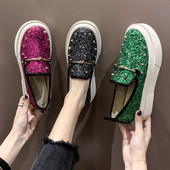 Moodsad naiste vabaajajalatsid läikivate osakestega, kõrge platvormi ja metallelemendiga