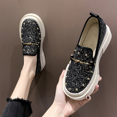 Moodsad naiste vabaajajalatsid läikivate osakestega, kõrge platvormi ja metallelemendiga