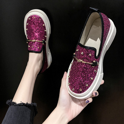 Moodsad naiste vabaajajalatsid läikivate osakestega, kõrge platvormi ja metallelemendiga