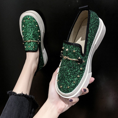 Moodsad naiste vabaajajalatsid läikivate osakestega, kõrge platvormi ja metallelemendiga