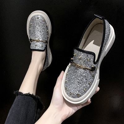 Moodsad naiste vabaajajalatsid läikivate osakestega, kõrge platvormi ja metallelemendiga