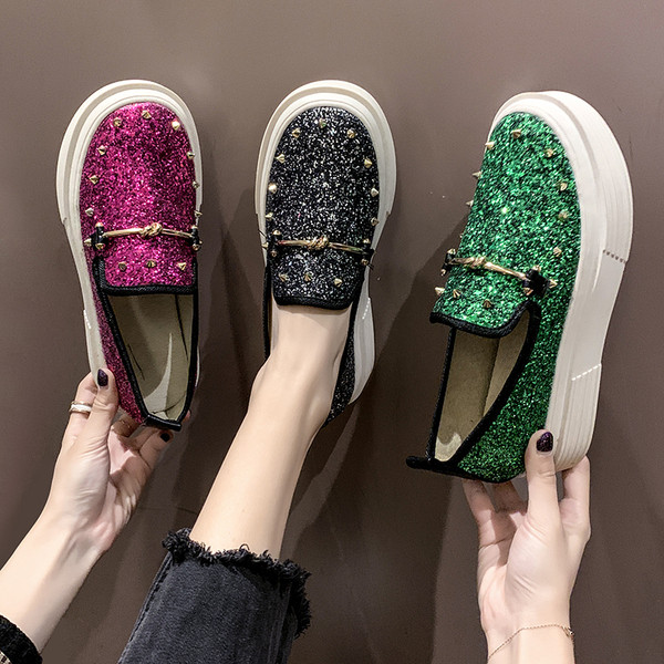 Moodsad naiste vabaajajalatsid läikivate osakestega, kõrge platvormi ja metallelemendiga